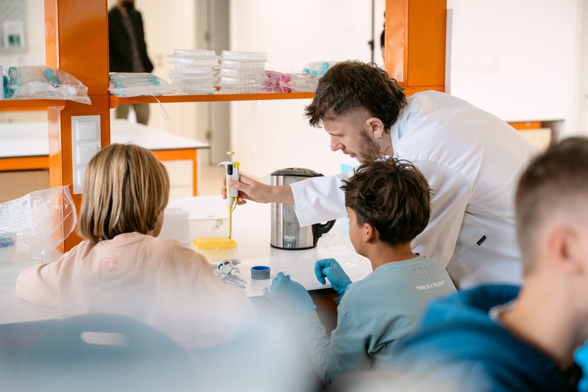 IMol_Institute's tweet photo. At the Warsaw Science Festival, @IMol_Institute welcomed primary school pupils to our labs for hands-on experiments!
Huge thanks to our amazing researchers for sharing their passion with the next generation.
Photography by Marcin Krokowski
#IMol #FestiwalNauki #Education https://t.co/npUwTRrZW9