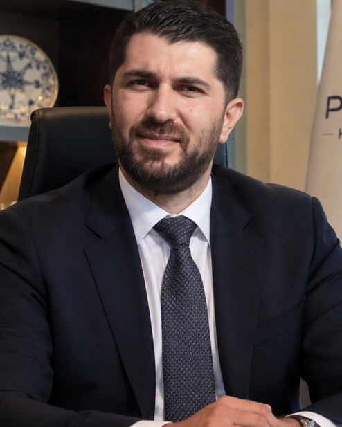 yamankaya's tweet photo. ⭕ 'Pusula'daki #Bursa detayı ifadeye yansıdı: Para transferini araziyle açıkladı! 👇

➖ Fon soruşturması kapsamında Katılımevim'i de bünyesinde barındıran Pusula Holding Yönetim Kurulu Başkanı Serdar Turhan tutuklanmıştı.

➖ Bursa'daki Atış Yapı skandalında da gündeme gelen isimlerden biri olan Turhan'ın savcılık ifadesi ortaya çıktı.

➖ Turhan, tutuklu bulunan Pusula Portföy Yönetim Kurulu Başkanı Muhammed Yarız'la arasındaki milyarlık para trafiğine ilişkin soruya verdiği yanıtta şu ifadeleri de kullandı:

➖ "Buradaki rakamlar aramızda ticari ilişki kaynaklı alışverişlerdir. Mesela bunun içerisinde Katılımevim'e ait Bursa'da bulunan arazinin bir kısmına ilişkin ödeme mevcut."

➖ Turhan'ın ifadesinden sonra, ifadesinde arazinin yerinden bahsetmese de akıllara doğal olarak yine kentin en değerli taşınmazlarından Carrefour arazisi geldi.

➖ CarrefourSA AVM alındıktan sonra, Katılımevim liderliğinde kurulan ve Atış Yapı'nın da dâhil olduğu konsorsiyum tarafından arazi üzerinde yeni bir proje geliştirme süreci başlatılmıştı malum.

➖ Şehrin hafızasında önemli yeri bulunan, Bursa'nın en sağlam yapılarından biri olarak gösterilen CarrefourSA AVM binası için alınan 'çürük' raporu çok konuşulmuştu.

➖ YENİ Parti Milletvekili Hasan Öztürk'ün meclis gündemine de taşıdığı soruları ise yanıtlayan olmamıştı:

➖ "Çelik konstrüksiyona sahip bir binaya çürük raporu verilmesi hangi gerekçelere dayanıyor? Bağımsız bir inceleme yapılmış mıdır, yoksa bu karar, projenin hızlanması için bir araç olarak mı kullanılıyor?"

➖ "Bursa'nın en değerli arazisinde yapılacak imar değişikliklerinin Ankara'dan dayatılmasının arkasında hangi kamu yararı gözetilmektedir?"

➖ Turhan'ın ifadesi, Atış Yapı skandalının Katılımevim boyutunun mutlaka yeniden mercek altına alınmasını artık bir zorunluluk hâline getirmiştir.

➖ Fon ve konut vurgunları arasındaki bağın üzerine gidilmelidir.

➖ Soruşturma kapsamında Muhammed Yarız ve Tera Yatırım Holding Yönetim Kurulu Başkanı Emre Tezmen'e ait olduğu belirlenen 2 özel jet ile Serdar Turhan'a ait olduğu tespit edilen lüks yata el konulduğu...

➖ El konulan 2 özel jet ile yatın toplam piyasa değerinin yaklaşık 1,8 milyar lira olduğunun değerlendirildiği haberlere yansıdı.

➖ Bursa'da ise...

➖ Atış bünyesindeki şirketlere kayyum olarak atanan TMSF'nin tespit ve talebi doğrultusunda, Bursa KOM Şube Müdürlüğü ekipleri tarafından yapılan titiz araştırmayla düzenlenen raporun ardından Bursa 6. Sulh Ceza Hâkimliği, Bursa Cumhuriyet Başsavcılığı'nın Suç Gelirlerinin Aklanmasının Önlenmesi Hakkında Kanun'un ilgili maddesi uyarınca toplam 28 gayrimenkul, fonlar ve lüks tekneye el koyma işlemlerini onaylamıştı.

➖ Toplam değeri 15 milyon 300 bin dolar civarında olan fonların Atış'a konkordato mühleti verilen karardan yaklaşık 20 gün önce 7 kat düşük fiyata devredildiği...

➖ 74 milyon 500 bin liraya satın alınmasına rağmen, bir turizm firmasına 26 milyon lira bedelle devredilen, sonrasında bir iplik sanayi şirketine devredilse de aynı turizm firması tarafından sarı sitede 152 milyon 500 bin liraya satışa çıkarılan lüks yatla ilgili söz konusu hareketliliğin de dikkat çekici ve hayatın olağan akışına aykırı olduğu KOM tarafından tespit edilmişti.

➖ Baş köşede ağırlanmalar, sponsorluklar, yatlar, katlar!

➖ Hikâyeler ne kadar benzer değil mi?

➖ Bu vurgunların bir yerden alınan güçle yapıldığı aşikâr değil mi?

➖ Esas hesap sorulması gereken o güç olduğuna göre, yapılması gereken bellidir!

➖ Sadece Bursa'nın en değerli arazisinde dönen dolapları incelemek bile neyin ne olduğunu gözler önüne sermeye yeter.

➖ Tabii öyle bir niyetiniz varsa!

🔗 https://t.co/yTSCn8eMCk