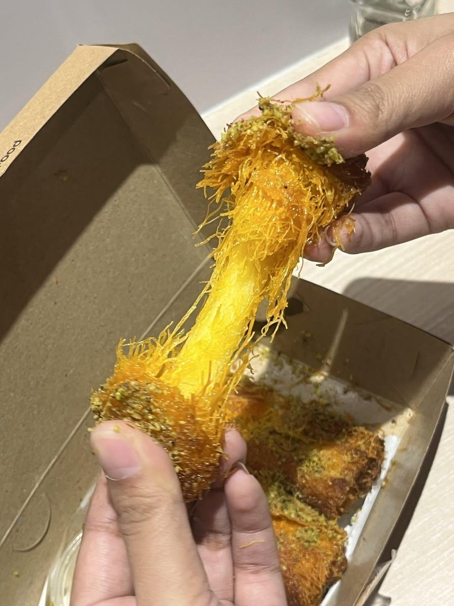 auroralun_a's tweet photo. PAHAM SEKARANG kenapa cheese kunafa roll ini kemarin viral☝🏻😭 aduhh enak banget ternyata dicemil pake susu https://t.co/ODqiWozwMg