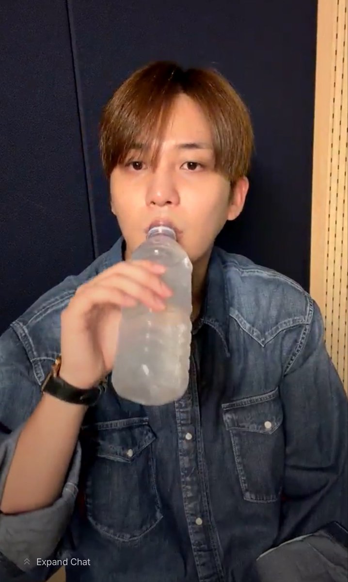 lovelifebeauty_'s tweet photo. Jongho is live now from his studio 🤎 https://t.co/3VKyg3Hd4a