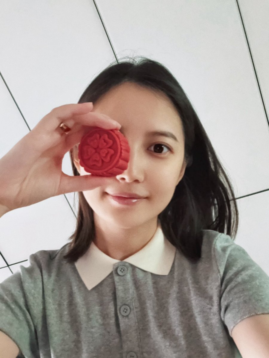 ForYukee's tweet photo. 🔔 260925 | #เฉินอวี้ฉี Weibo Update : น้องน่ารัก มาอวยพรในวันไหว้พระจันทร์ค่ะ 😍🥮

"สุขสันต์วันไหว้พระจันทร์นะคะทุกคน
ขอให้ได้อยู่พร้อมหน้ากับครอบครัว
มีความสุข สมหวังในทุกๆ เรื่องนะคะ❤️"

โพส 14:34 เวลาจีน

#ChenYuqi #陈钰琪 #YukeeChen 
#ForYukee #ForYukeeWeibo https://t.co/rLIDP7bbGz