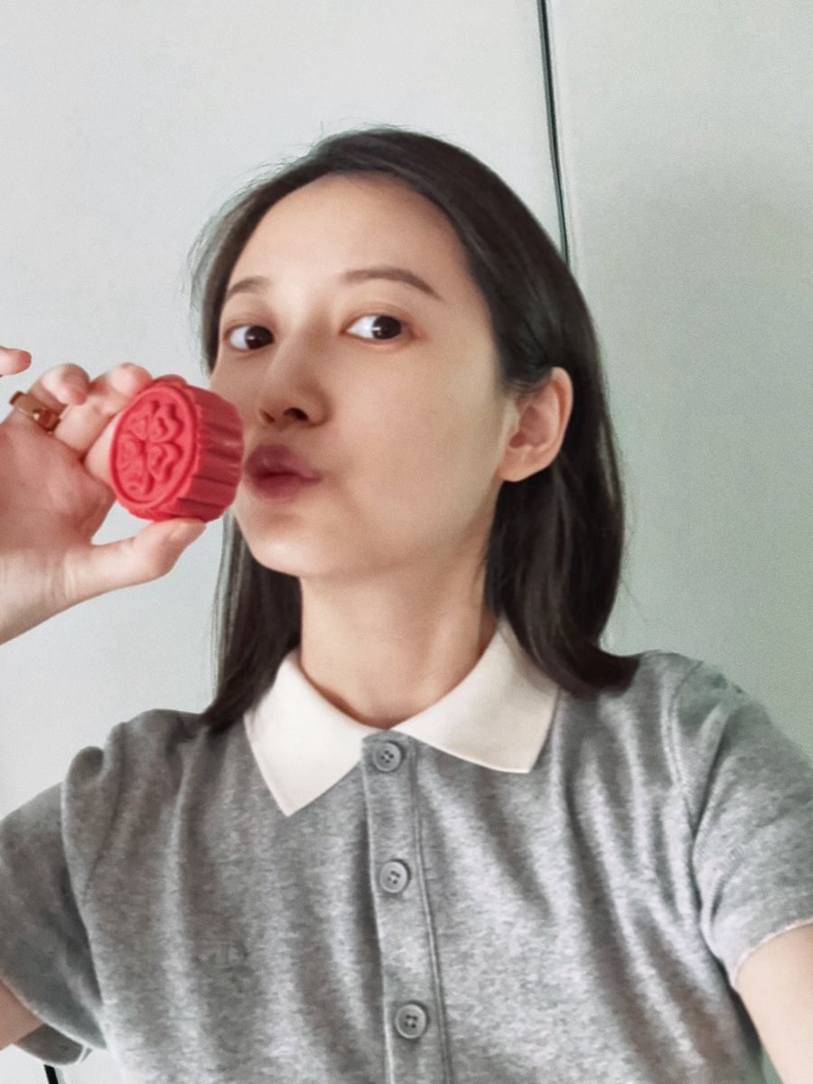 ForYukee's tweet photo. 🔔 260925 | #เฉินอวี้ฉี Weibo Update : น้องน่ารัก มาอวยพรในวันไหว้พระจันทร์ค่ะ 😍🥮

"สุขสันต์วันไหว้พระจันทร์นะคะทุกคน
ขอให้ได้อยู่พร้อมหน้ากับครอบครัว
มีความสุข สมหวังในทุกๆ เรื่องนะคะ❤️"

โพส 14:34 เวลาจีน

#ChenYuqi #陈钰琪 #YukeeChen 
#ForYukee #ForYukeeWeibo https://t.co/rLIDP7bbGz