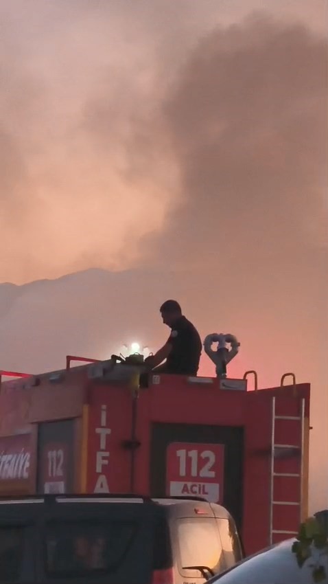 gundem7x24's tweet photo. Elazığ'da bir itfaiye personeli, yangına müdahalenin ardından aracın üstünde vakit namazını kıldı. https://t.co/IHHg8b0yXP