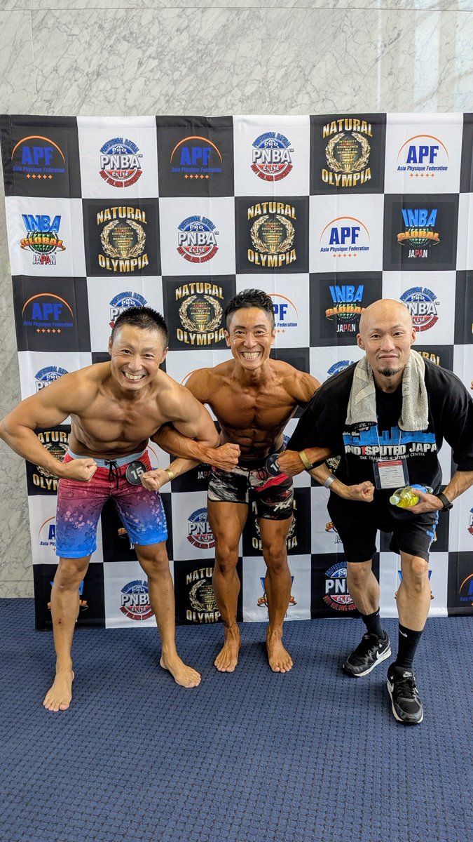 daisuke_gym_x's tweet photo. INBA Japan大会🏋️🥈
#大会 #contest #鈴鳴つづり #中秋の名月 #チキンフィレオ #月見団子 #十五夜 #ライフル #FANBOX #台風 #NEDdui #GRAMzLVBET #simyoPackRealme16Pro
【🔰運動×🍴管理×オンラインコーチング🏋️】
私の紹介⏩武田 大輔 (45歳)
18歳で夜勤がある上場企業へ入社~不規則で太ると感じてジムへ入会~明け番や休日でトレーニング~パパになっても体型維持で筋トレ継続~37歳からボディコンテスト出場~新しい仲間が増えて日常の楽しさ🆙~カッコいいパパであるため色んな大会に挑戦中‼️
強み⏩実践しているから本気で伝えられる🙋
【なぜ…一人ではダイエットやボディメイクが続かないの⁉️】
⏩人は現状を維持しようとする習性かあって、
いつもと同じ食生活を続ける、運動を後回し、明日から始めようって刷り込まれているからです‼️
(コンフォートゾーンに留まる)
👆️の考え方と行動を少しずつ修正·改善を繰り返すことで、
今までと違った行動が必ず出来るようになります‼️
食事やトレーニング指導は勿論ですが、
同じ目標に向けて達成まで、
伴走·サポートをするのが「ボディメイクコーチ」です🙋
全クライアント様が変わられました㊗️
🔰でもお気軽にご連絡をお待ちしております☺️
一週間でも変化を実感できるハーブドリンクもオススメです🌿
👇️詳細はインスタグラム
daisuke_gym
#ダイエット #食事 #トレーニング #ボディメイク #健康 #生活 #減量 #維持 #筋トレ #初心者 #健康 #diet #fitness #fit #training #health #healthy #fyp #foryou #viral #viralvideo