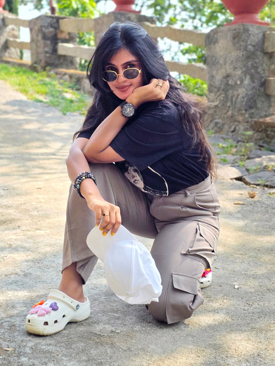MingDobkowle's tweet photo. Soft street vibe with a rebellious edge. A loose graphic tee tucked into high-waist Korean cargo pants balances slouchy and structured. Finished with chunky clogs, a cap, and sunnies for effortless off-duty style. https://t.co/SYPb6FxTgK