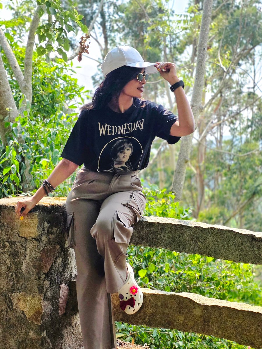 MingDobkowle's tweet photo. Soft street vibe with a rebellious edge. A loose graphic tee tucked into high-waist Korean cargo pants balances slouchy and structured. Finished with chunky clogs, a cap, and sunnies for effortless off-duty style. https://t.co/SYPb6FxTgK