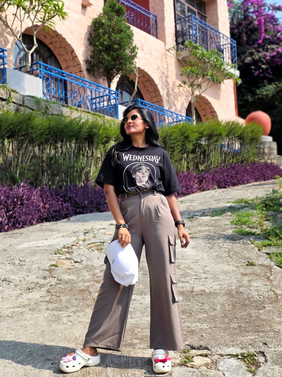 MingDobkowle's tweet photo. Soft street vibe with a rebellious edge. A loose graphic tee tucked into high-waist Korean cargo pants balances slouchy and structured. Finished with chunky clogs, a cap, and sunnies for effortless off-duty style. https://t.co/SYPb6FxTgK