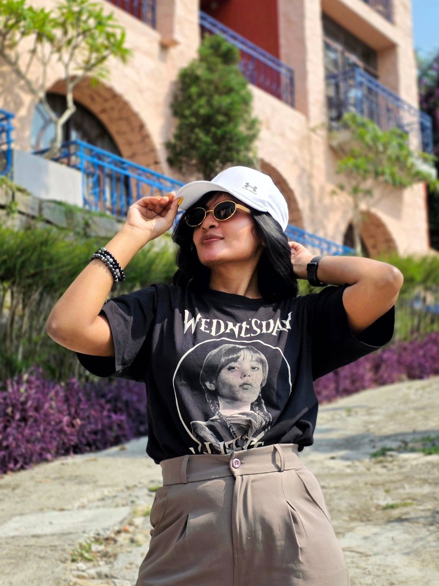 MingDobkowle's tweet photo. Soft street vibe with a rebellious edge. A loose graphic tee tucked into high-waist Korean cargo pants balances slouchy and structured. Finished with chunky clogs, a cap, and sunnies for effortless off-duty style. https://t.co/SYPb6FxTgK