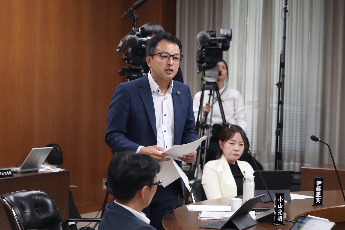 komei_osakacity's tweet photo. ————————————
　📌建設港湾委員会
————————————
🔽#公明党 小山光明（大正）議員の質疑

【ごみ処理ひっ迫問題｜原因は“ごみの���加”か？】

今年4〜8月のごみ搬入量は、過去3年間より減少。

一方、焼却工場の稼働率は
計画【79.5％】に対し
実績【70.3％】となり
低い稼働率になっていることを指摘。

大阪市
「焼却工場の稼働率が低く、搬入量に対して焼却能力が不足したことが主な原因」と分析。

環境局長
計画停止の長期化や故障による停止、施設の老朽化などを背景として挙げ、環境局にも「責任の一端がある」と答弁。

小山議員
「他都市にお願いしてようやく処理できている状況。付け焼刃ではなく根本的な対策を」とまとめました！

👉旧大正工場跡地への【新たな焼却工場の建設】も視野に、焼却能力を引き上げるよう求めました！