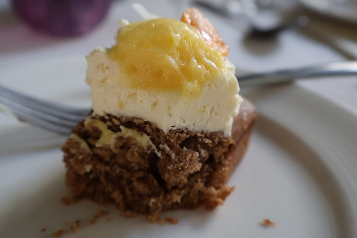 Queen_Finxa's tweet photo. INTROLUDE: Lemon. Earl Grey. Thyme. 

Earl Grey butter sponge with a lemon-thyme syrup, lemon Italian meringue butter cream and lemon curd. Finished off with gooseberry and florals. 

Song: Snoh Aalegrah- I Want You Around https://t.co/8sQTUTAJqM