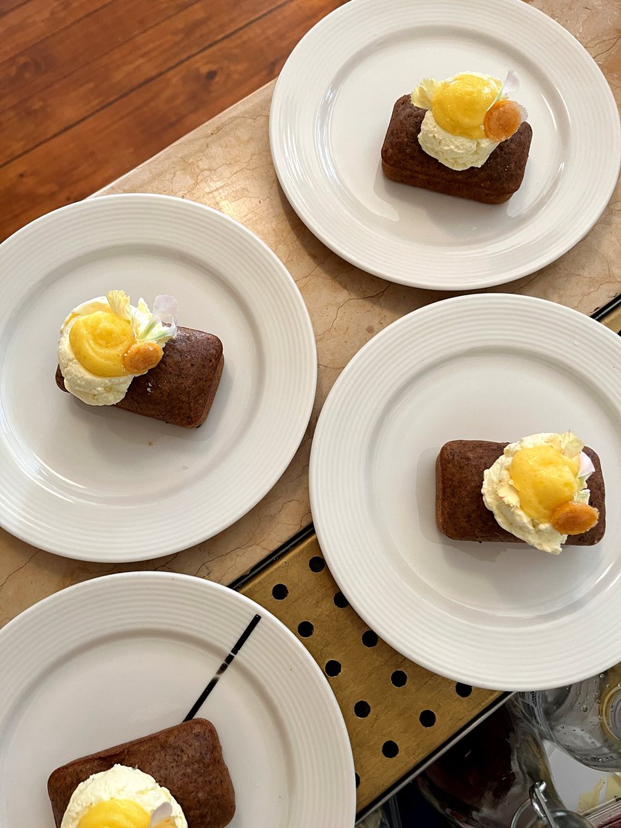 Queen_Finxa's tweet photo. INTROLUDE: Lemon. Earl Grey. Thyme. 

Earl Grey butter sponge with a lemon-thyme syrup, lemon Italian meringue butter cream and lemon curd. Finished off with gooseberry and florals. 

Song: Snoh Aalegrah- I Want You Around https://t.co/8sQTUTAJqM