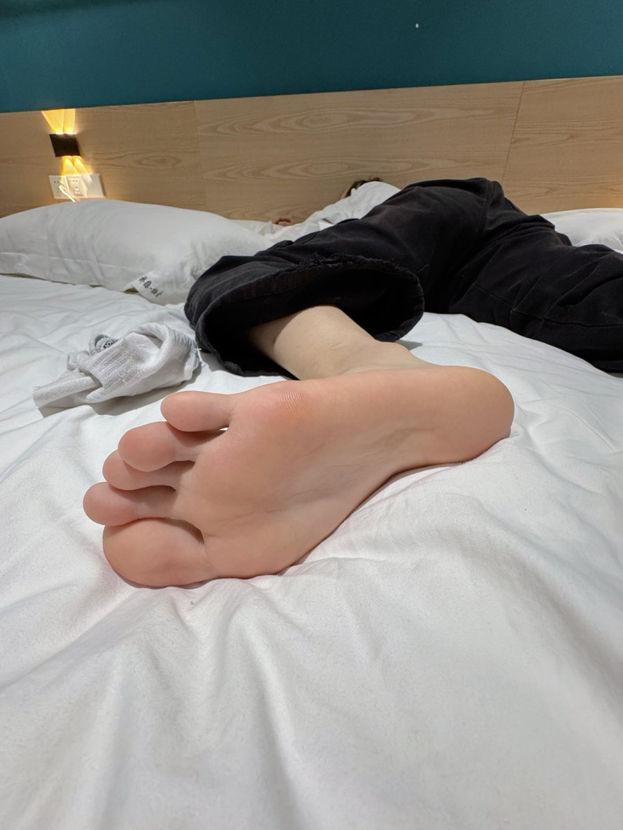 Chenniandounai_'s tweet photo. 人月两圆🌕
#tickle #挠痒痒 #挠脚心 #光脚 #桂林 https://t.co/V3hsTEE1PO