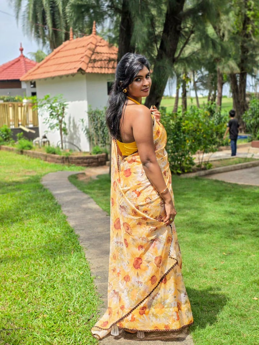 MingDobkowle's tweet photo. Full-on sunflower vibes. This soft organza saree, crafted by me with fabric from T. Mangaram and lace from Sowcarpet, flows like butter. Paired with a yellow halter blouse and delicate floral accessories. https://t.co/uHZQpHbVrJ