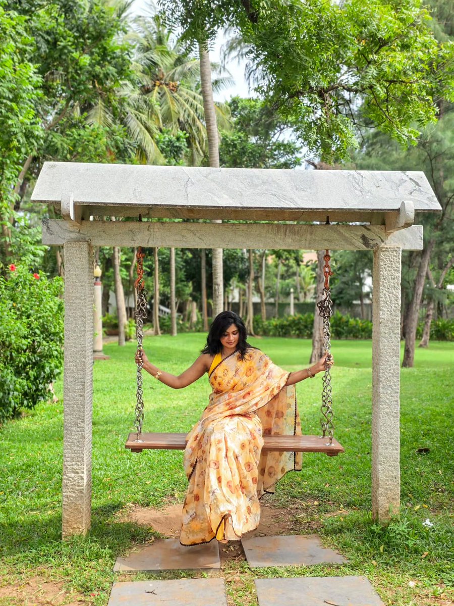MingDobkowle's tweet photo. Full-on sunflower vibes. This soft organza saree, crafted by me with fabric from T. Mangaram and lace from Sowcarpet, flows like butter. Paired with a yellow halter blouse and delicate floral accessories. https://t.co/uHZQpHbVrJ