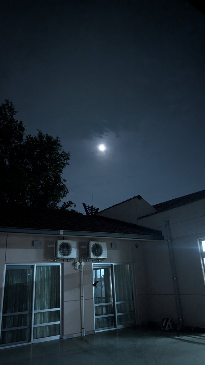 maehajichan's tweet photo. 今日は、十五夜です。雲がかかって、コンディション的に良くな���空模様でしたが、職員に撮ってもらいました。十五夜といっても、左側が欠けていて満月になるには、2日後になるそうです。 https://t.co/XrHvxOIDgu