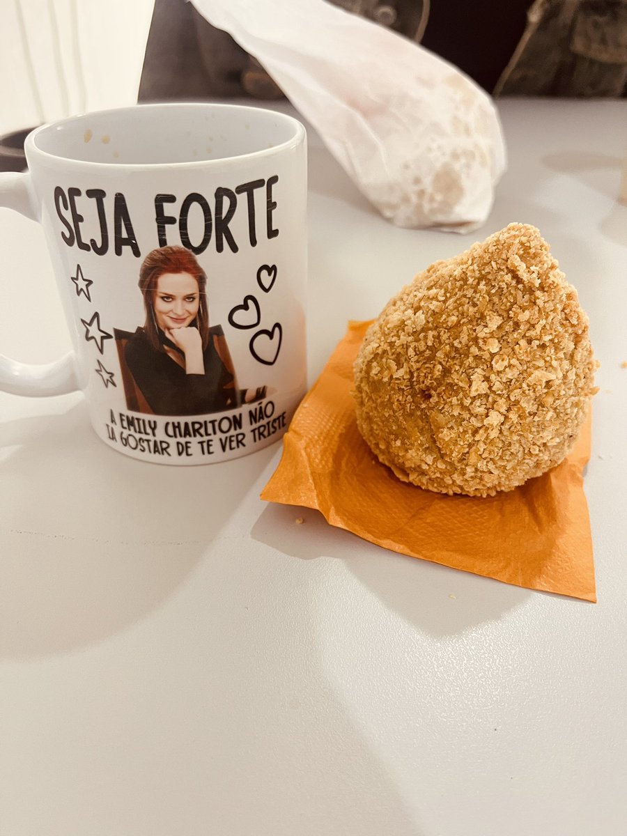 contodeareia's tweet photo. cafe da manha de hoje com a emily charlton e uma coxinha https://t.co/C7nlIGO6Ti