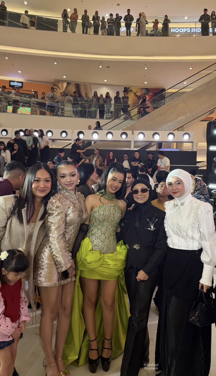 jonmaidae's tweet photo. yaya energi nya kesedot aqeela kah? kok jadi introvert gitu😭

AQEELA CALISTA x SCARLETT 
#AQEELAxSCARLETT 
#SCARLETTTONEUPSUNSCREEN https://t.co/MdPLfBfaOW