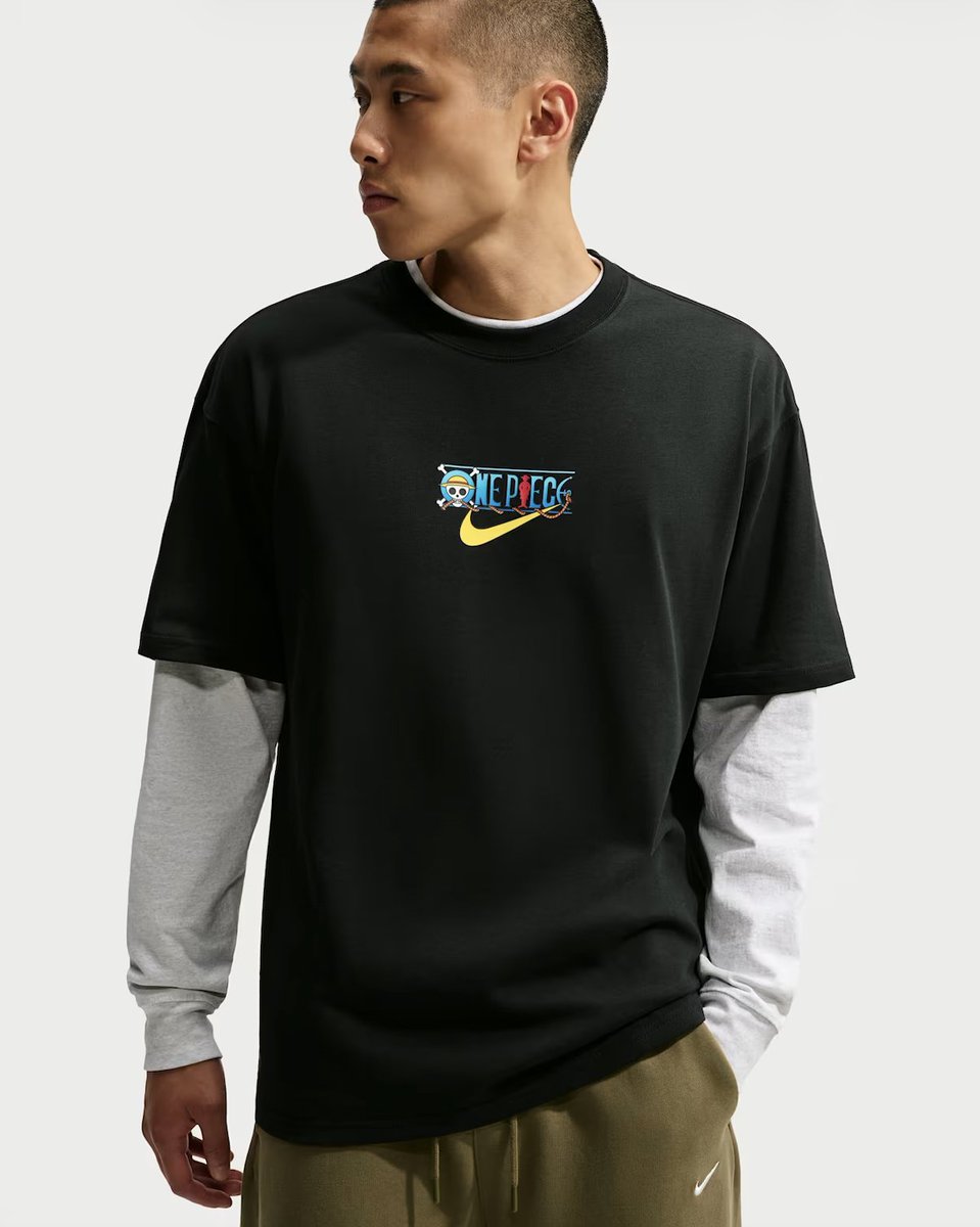snkr_twitr's tweet photo. AD: One Piece x Nike Air Max Plus 'Gomu Gomu' SNKRS Reserve live in 1 hour (select accounts only)

SNKRS US -> https://t.co/2Nx5APeAF8 
(After the first hour, other fans will have a chance at purchasing.)

- Apparel Collection 
Jersey https://t.co/8MbweSaFUA 

Solo Swoosh T-Shirts  
Black https://t.co/c9iFBwIyAd
White https://t.co/f2iJBCABA8 

Fly Adjustable Cap https://t.co/JNbhePWd1w