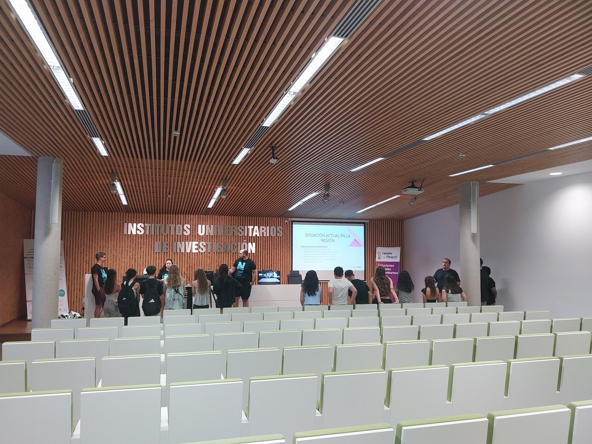 RoboLab_UEx's tweet photo. Mostrando los avances de la IA y la robótica en la #nocheinvestigadores #previa @pedromnunez @EPCC_Unex @infouex @UExDivulga https://t.co/oyKz7NCAmL
