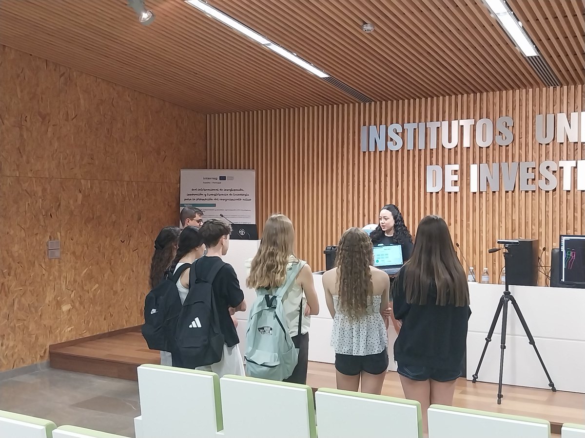 RoboLab_UEx's tweet photo. Mostrando los avances de la IA y la robótica en la #nocheinvestigadores #previa @pedromnunez @EPCC_Unex @infouex @UExDivulga https://t.co/oyKz7NCAmL