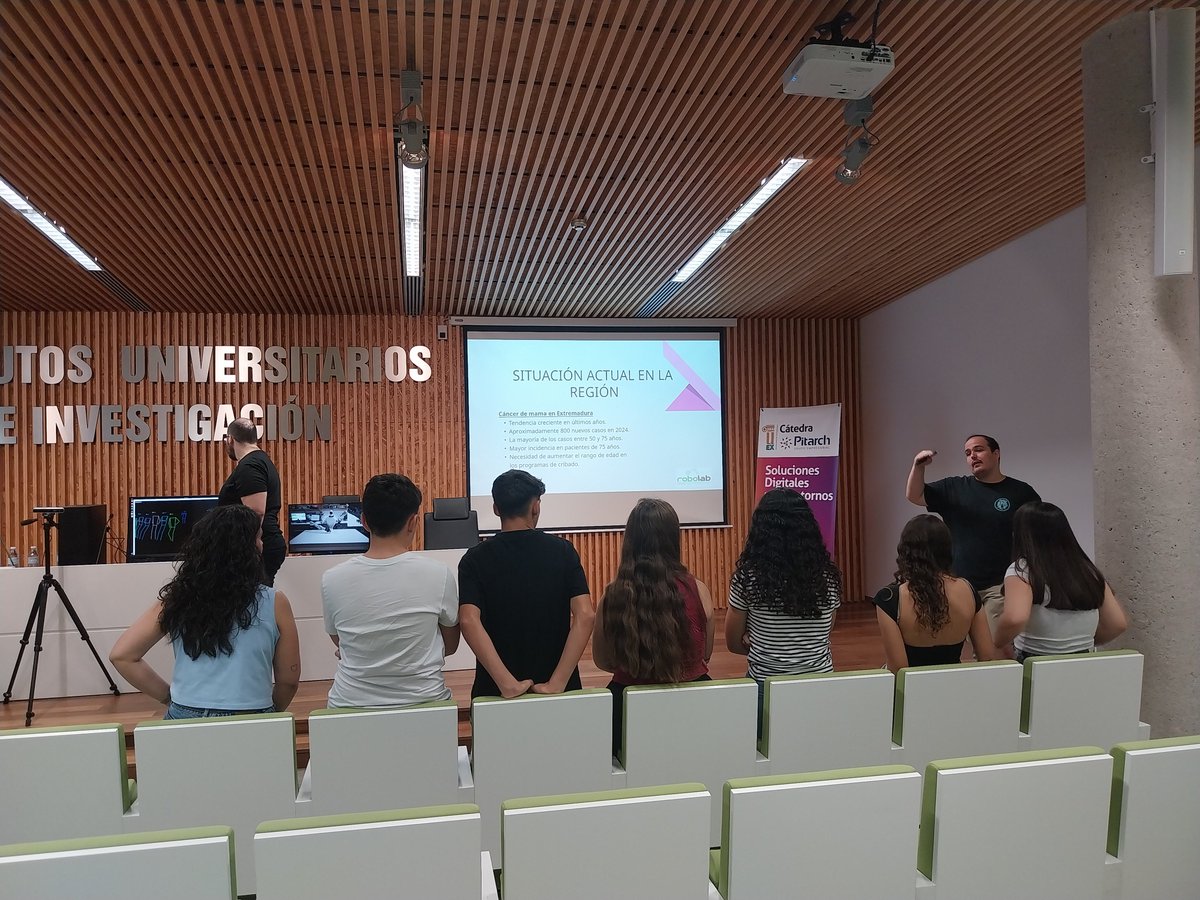 RoboLab_UEx's tweet photo. Mostrando los avances de la IA y la robótica en la #nocheinvestigadores #previa @pedromnunez @EPCC_Unex @infouex @UExDivulga https://t.co/oyKz7NCAmL