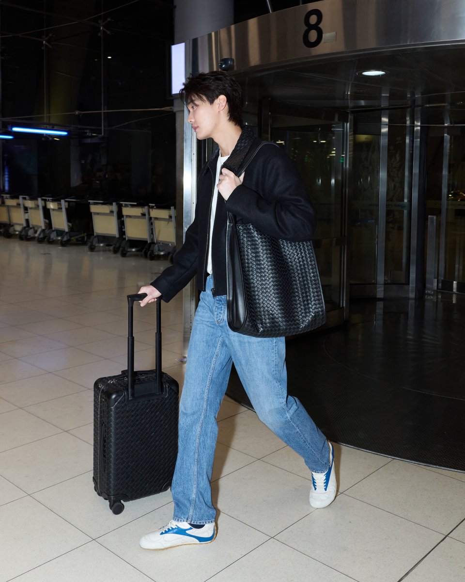 mintmag_th's tweet photo. พี่เคย์พร้อมบิน! ส่องแอร์พอร์ตลุคเท่ของหนุ่ม #ดิวจิรวรรตน์ Brand Ambassador ของ Bottega Veneta เตรียมออกเดินทางสู่มิลาน ร่วมชมแฟชั่นโชว์ BOTTEGA VENETA SUMMER 2027 ที่จะจัดขึ้นในวันที่ 27 กันยายนนี้ เวลา 01:00 น. ตามเวลาไทย โดยหนุ่ม ‘ดิว’ ยังเลือกหยิบกระเป๋า Corriere bag มาใช้ในทริปนี้ 💚

#BottegaVenetaxDew
#dew_jsu
#BottegaVenetaSummer2027
#BottegaVeneta
#MintNews