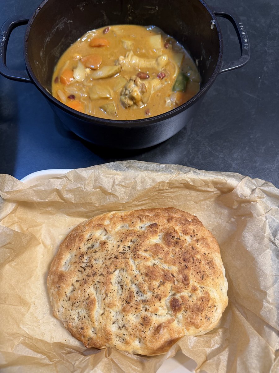 TakiTake's tweet photo. 厚切り食パン🍞も良いけど、フォカッチャが無性に食べたくなったので。
あと、🐓🍛に🥜と🫐入れると良き味変になる。 https://t.co/xaJ4KigWgd