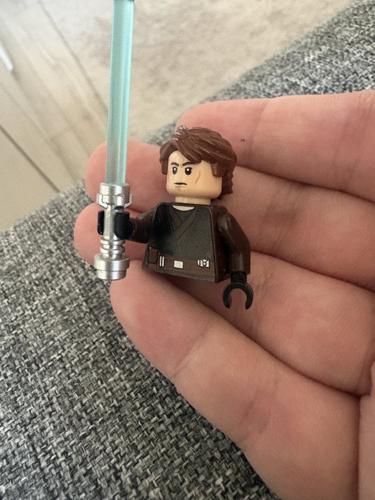 aliwankenobiiii's tweet photo. Lego Anakin figürümün bacağını kaybetmişim. Her yerde bacağını kaybediyor lavuk https://t.co/dW0PqUgRKM