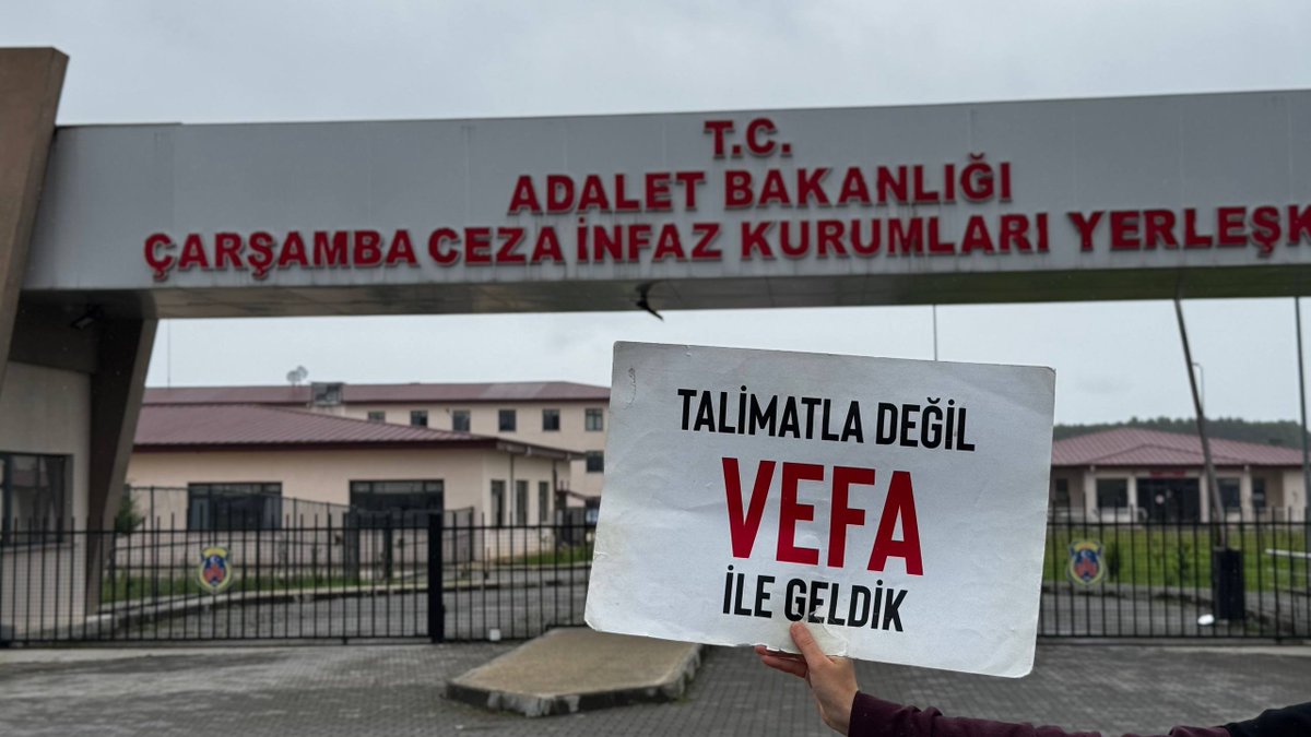 liderhoca_1's tweet photo. TALİMATLA DEĞİL, VEFAYLA GELDİK

Semra Kuytul Hocahanım'ın görüş günü için Samsun'da toplanan Furkan Gönüllüleri, bir vefa örneği göstererek çocuklarını yalnız bırakmadı.

#YargıEliyleZulüm
#SemraKuytulaOzgürlük
#FurkanaSistematikZulüm https://t.co/OTILstErMl