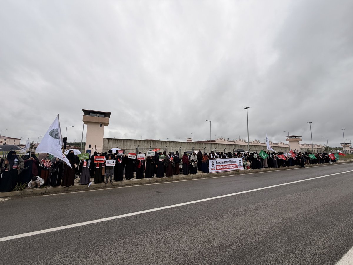 liderhoca_1's tweet photo. TALİMATLA DEĞİL, VEFAYLA GELDİK

Semra Kuytul Hocahanım'ın görüş günü için Samsun'da toplanan Furkan Gönüllüleri, bir vefa örneği göstererek çocuklarını yalnız bırakmadı.

#YargıEliyleZulüm
#SemraKuytulaOzgürlük
#FurkanaSistematikZulüm https://t.co/OTILstErMl