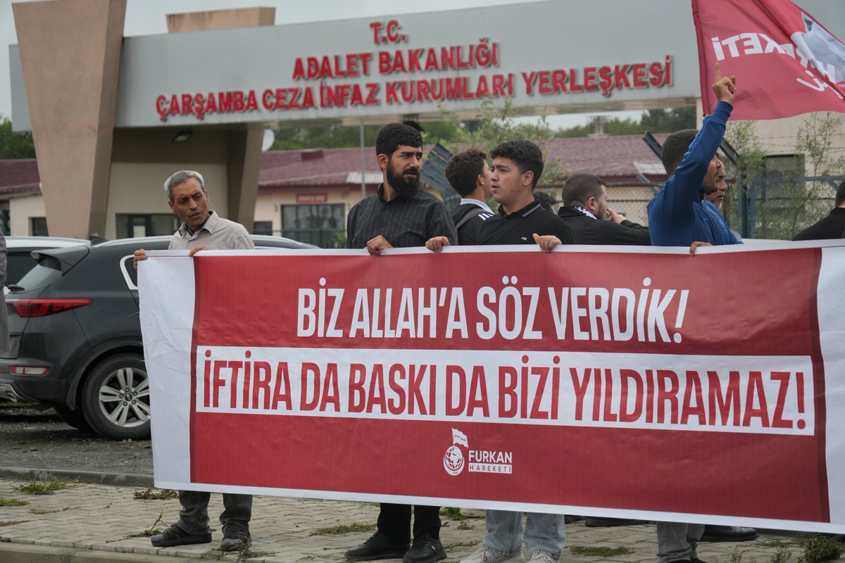 liderhoca_1's tweet photo. TALİMATLA DEĞİL, VEFAYLA GELDİK

Semra Kuytul Hocahanım'ın görüş günü için Samsun'da toplanan Furkan Gönüllüleri, bir vefa örneği göstererek çocuklarını yalnız bırakmadı.

#YargıEliyleZulüm
#SemraKuytulaOzgürlük
#FurkanaSistematikZulüm https://t.co/OTILstErMl