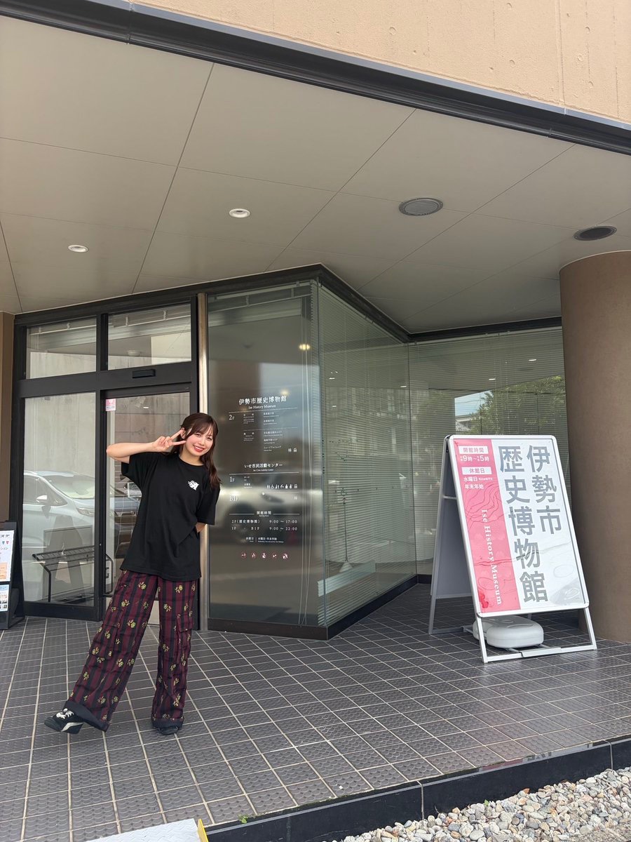 angerme_upfront's tweet photo. #おいないさ伊勢  🐾5個目🐾

続いては、伊勢市駅から徒歩約7分の場所にある【伊勢市歴史博物館】🔎

今年4月開館！
伊勢の歴史を学べます〜…！
何度も伊勢を訪れてる方は是非○○

ちなみに、伊勢鈴蘭は、新しい博物館の匂いが好きです🌸

ここでは、私の等身大パネルもあるよ〜！まじで、等身大だった！
等身大パネルの右下バーコードを読み取ると、特別ボイスも聞けるよ！🎶🎶