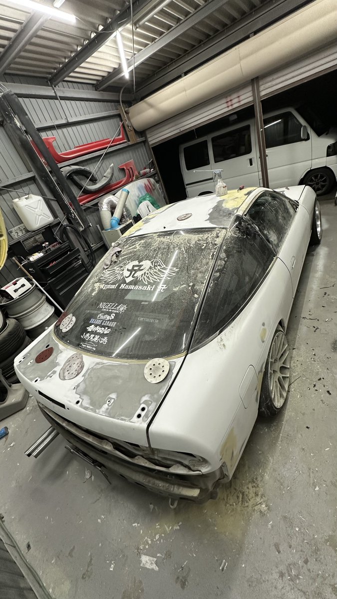 Screws_Garage's tweet photo. 知り合いの180sx鈑金&amp;同色全塗装
日産の326ホワイトが弱いのか分からないけどめちゃくちゃペリペリ剥がれて来た
ボンネットバンザイでルーフもベコベコだったのがこんなに綺麗に仕上がるとは https://t.co/NdO3AkYjNf