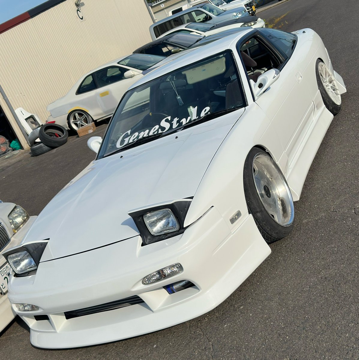 Screws_Garage's tweet photo. 知り合いの180sx鈑金&amp;同色全塗装
日産の326ホワイトが弱いのか分からないけどめちゃくちゃペリペリ剥がれて来た
ボンネットバンザイでルーフもベコベコだったのがこんなに綺麗に仕上がるとは https://t.co/NdO3AkYjNf
