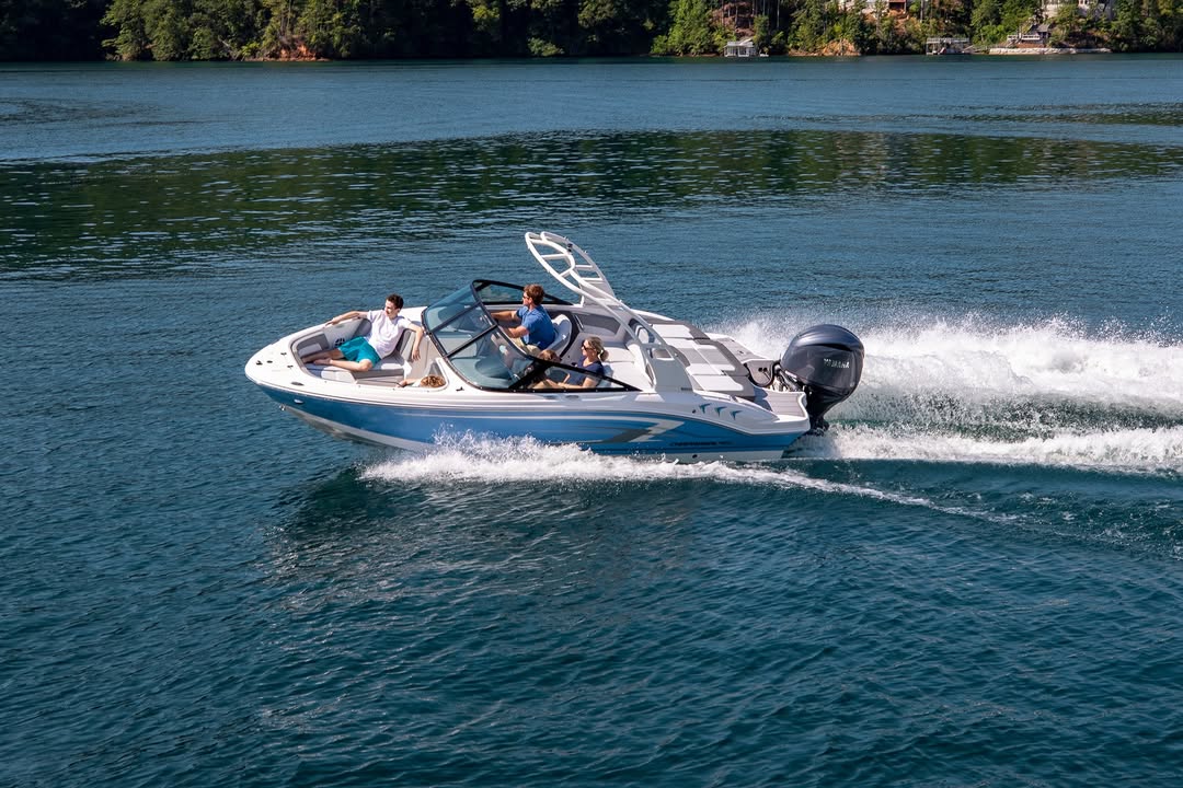 MegEngleby7i's tweet photo. The 21 SSi OB combines sporty performance with all-day comfort for days you never want to end. Sharp handling and a smooth ride make every trip across the lake more fun. https://t.co/09YXnYgFHL