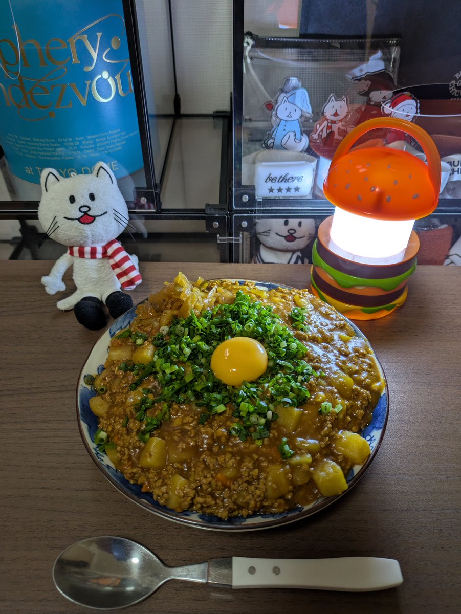 blessjourney51's tweet photo. 今日は月が見えそうにないので作ったカレーに黄身を落としてみた。 https://t.co/fQFjFzbo6q