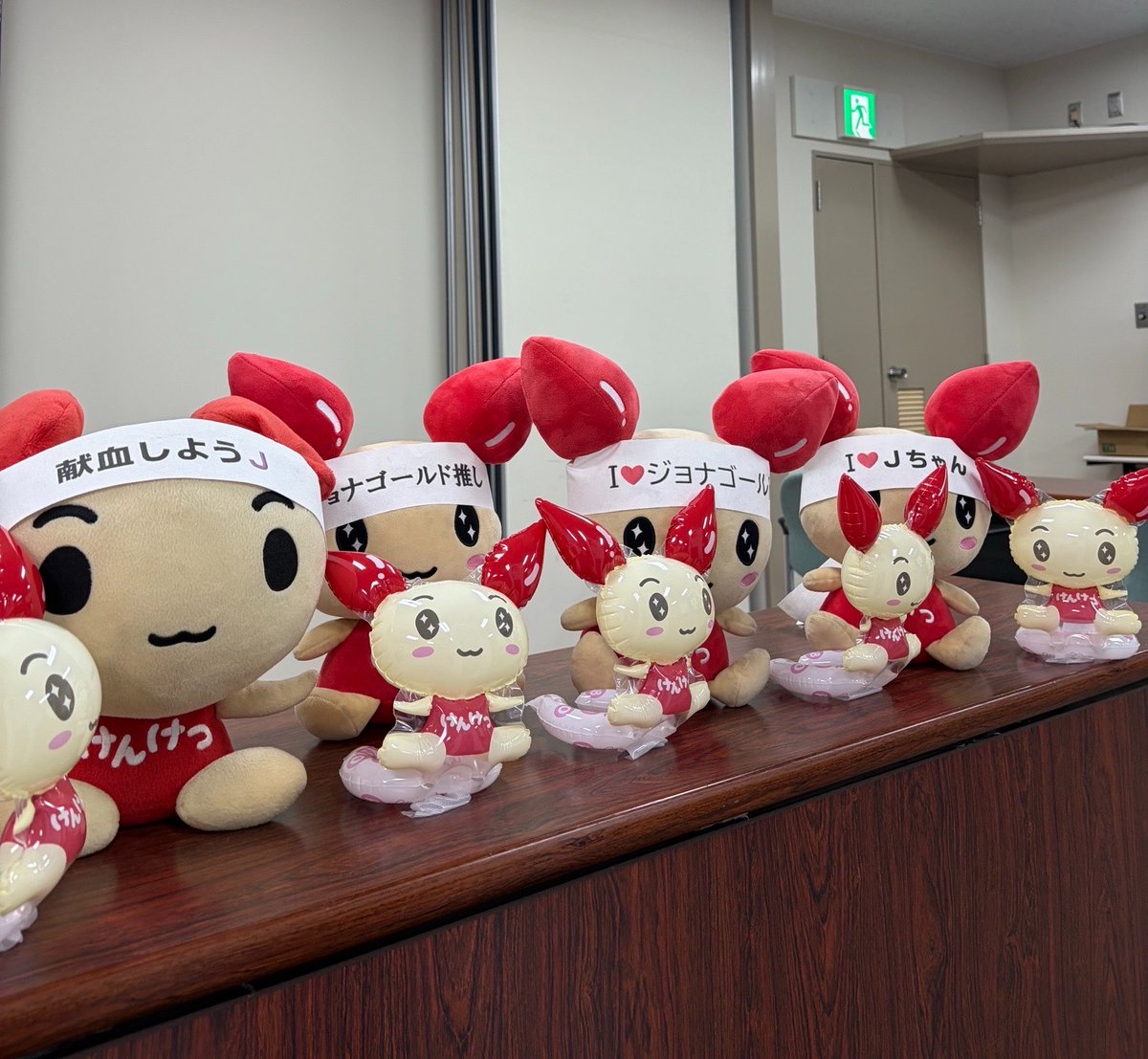 aomori61's tweet photo. 9/26(土)・27(日)‼️
青森産業会館「青森ドラッグストアショー2026」に献血バスがおじゃまします🚌🩸

受付で【けんけつちゃん うでピタバルーン】、献血できた方には【Cook Do 2個セット】をプレゼント！

26日(土)は #ジョナゴールド ルーム長のライブも🎤
一緒に応援しましょう📣

#献血しようＪ 🩸 https://t.co/LKMz09h2A8