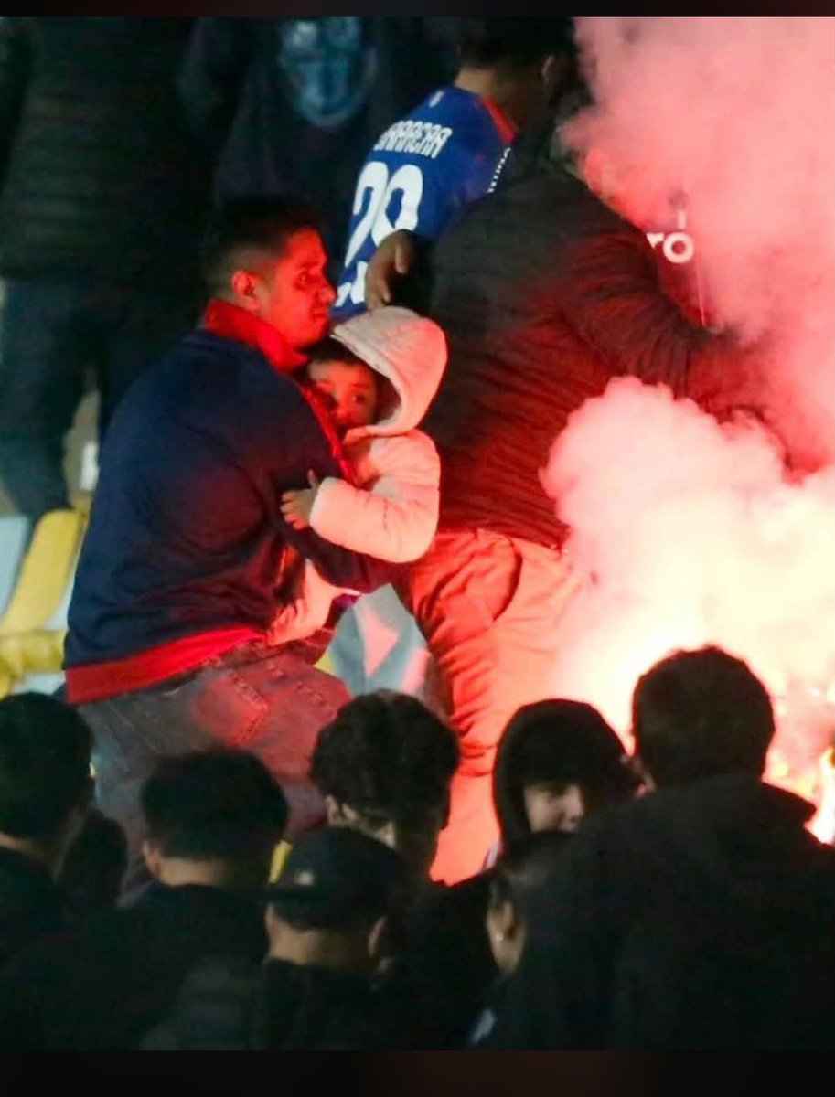 J_ose83's tweet photo. @U_LOSDEABAJO Solo en Chile la "supuesta  barra"de tu equipo le tira fuegos artificiales a su propios jugadores e hinchas, este año íbamos a ir a todos los partidos de local con mi hijo de 10 años lo lleve al 1ero con Audax y  quemaron el Nacional no tenía como explicarle.. no fuimos más https://t.co/8Ci6WU5hhT