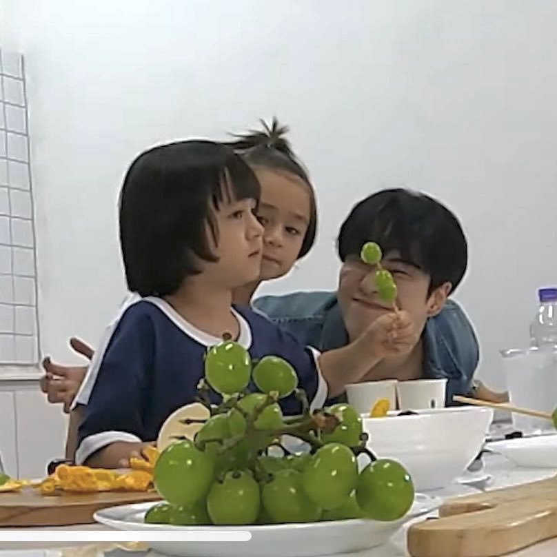 yjashblu's tweet photo. พออยู่กับเด็กแล้วตัวเองก็เป็นเด็กจิ๋วเหมือนกันนี่น้า https://t.co/yhm0ZFYSLs