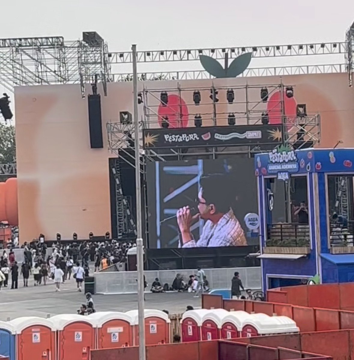 MiskinTV_'s tweet photo. Sentimen negatif kepada Juicy Lucy konon berlanjut sampai ke performance mereka di Pestapora Day 1. Meskipun tampil di panggung utama, dikabarkan penontonnya tidak  banyak.

Emang karena kena 'cancel' atau karena ditaruh di jam siang yang panas ya??? https://t.co/RM04Z8m8gb