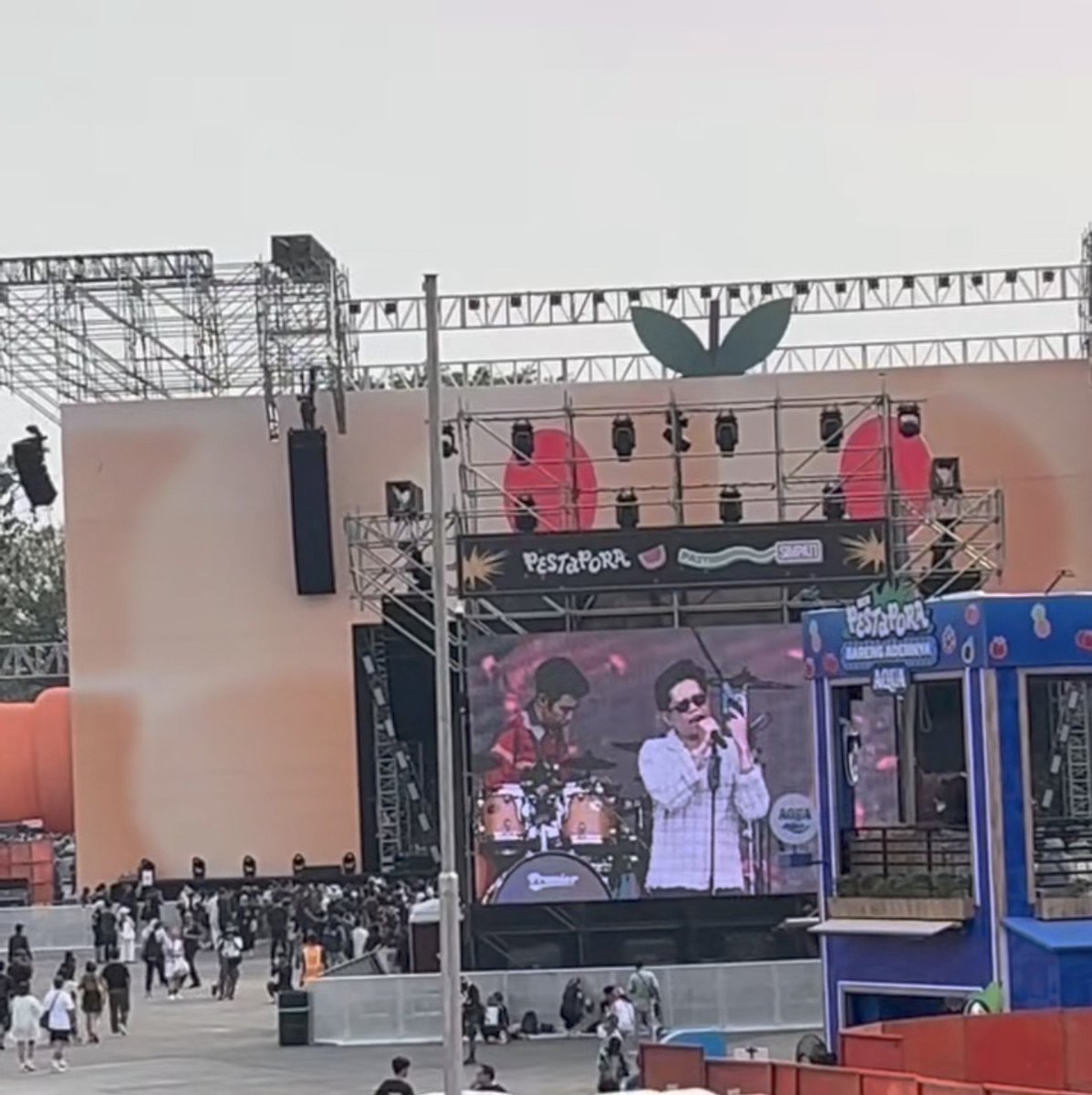 MiskinTV_'s tweet photo. Sentimen negatif kepada Juicy Lucy konon berlanjut sampai ke performance mereka di Pestapora Day 1. Meskipun tampil di panggung utama, dikabarkan penontonnya tidak  banyak.

Emang karena kena 'cancel' atau karena ditaruh di jam siang yang panas ya??? https://t.co/RM04Z8m8gb