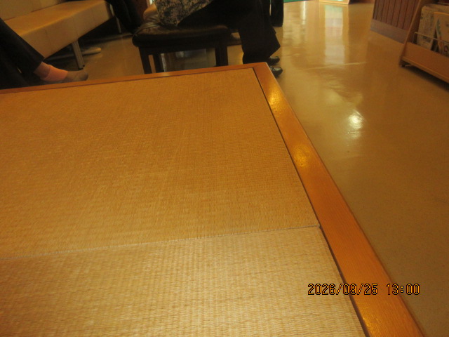 gemini_pf50's tweet photo. オヤジの右手などが、ひび割れとかなってて、何にも言わないからオフクロが発見するまでに10日かかりました。
運転手として4Kmの皮膚科に送迎しました。
待合室に2.5hいました。　
奥の方に畳のソファーがあり、最後の方に座れまして、いいなあと思いました。

最初から座っておけば良かったです。 https://t.co/LNPxrQNYoe