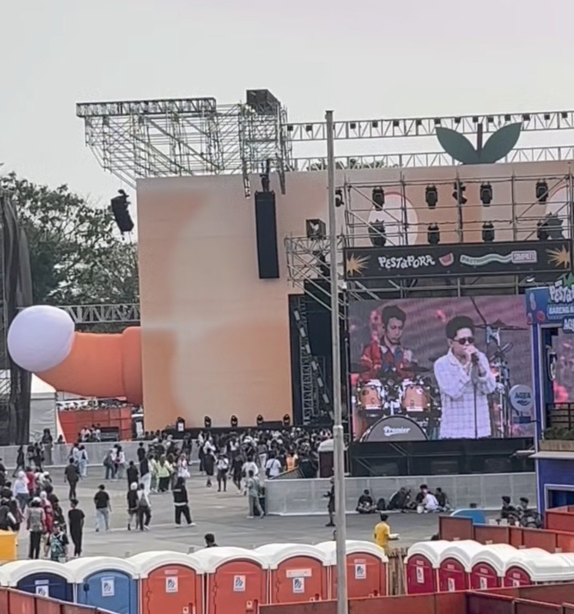 MiskinTV_'s tweet photo. Sentimen negatif kepada Juicy Lucy konon berlanjut sampai ke performance mereka di Pestapora Day 1. Meskipun tampil di panggung utama, dikabarkan penontonnya tidak  banyak.

Emang karena kena 'cancel' atau karena ditaruh di jam siang yang panas ya??? https://t.co/RM04Z8m8gb