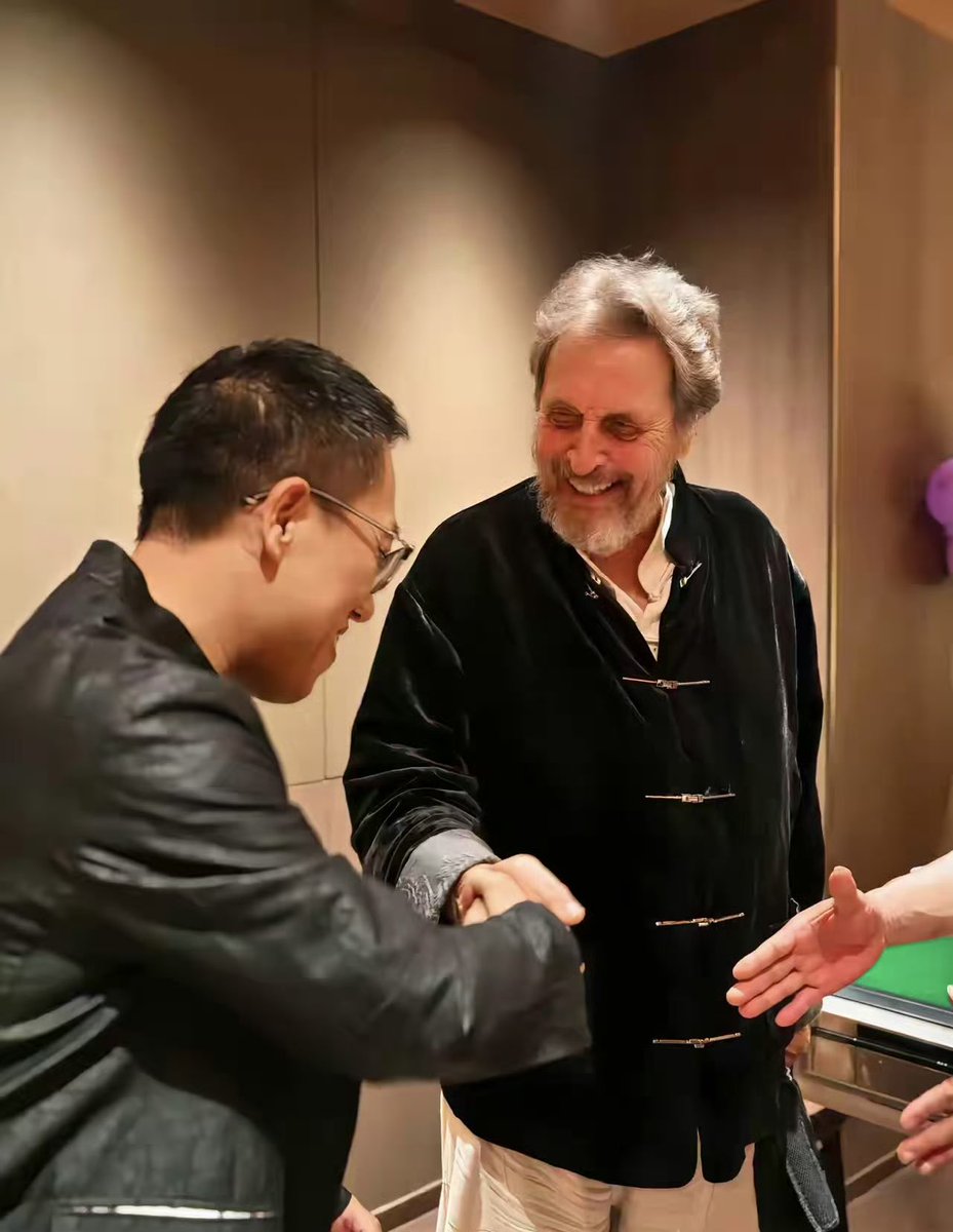 laomunova's tweet photo. 80岁的埃罗尔·马斯克（马斯克的爸爸），现身上海一间豪华会所吃大餐，

他穿着有蜈蚣扣的满式黑色外套，还打起了麻将，摸牌动作很熟练！

在酒桌上，他展示了新买的翡翠。

他前妻、马斯克的母亲梅耶•马斯克也在上海。 https://t.co/nA7OENQQ7i
