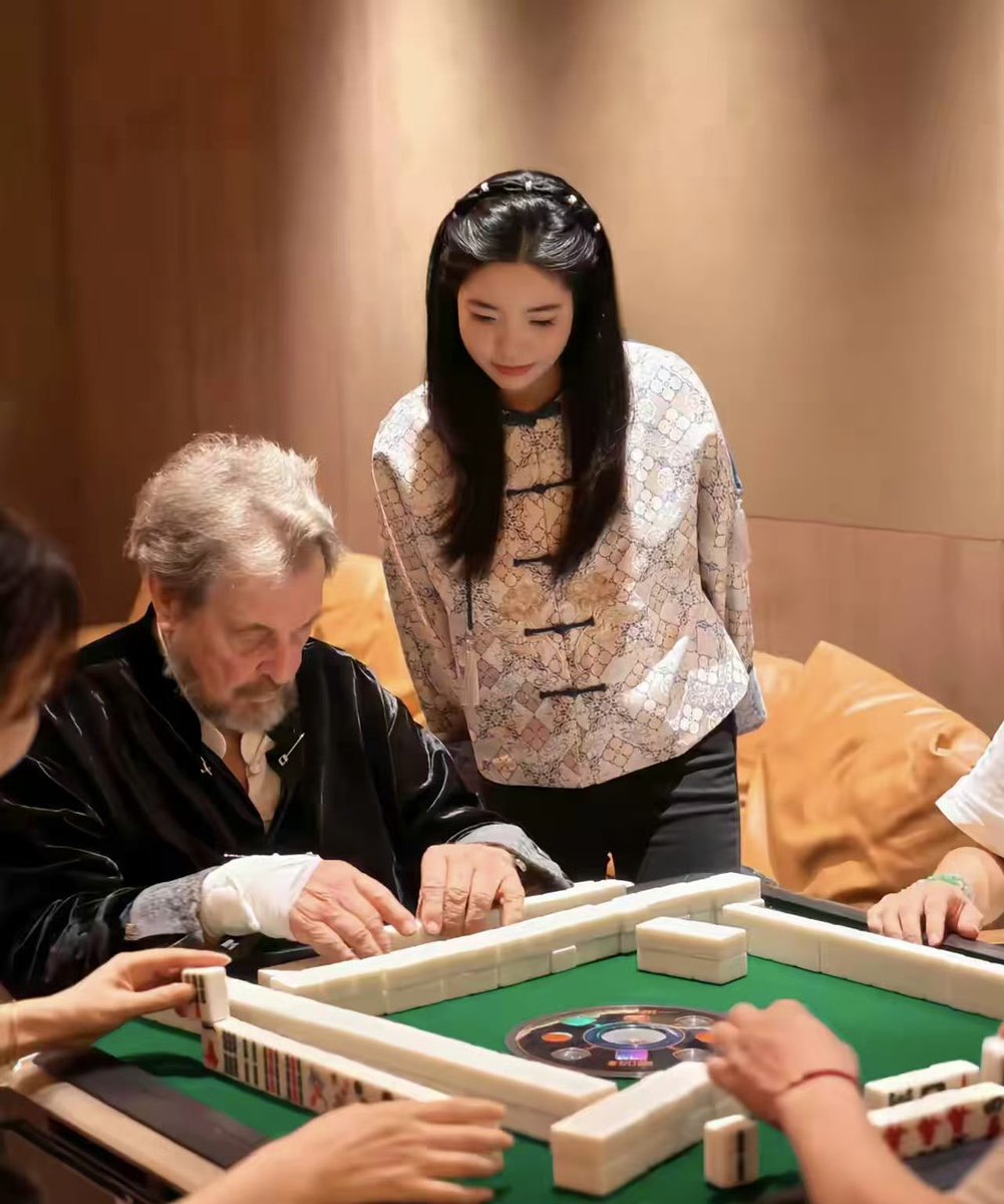 laomunova's tweet photo. 80岁的埃罗尔·马斯克（马斯克的爸爸），现身上海一间豪华会所吃大餐，

他穿着有蜈蚣扣的满式黑色外套，还打起了麻将，摸牌动作很熟练！

在酒桌上，他展示了新买的翡翠。

他前妻、马斯克的母亲梅耶•马斯克也在上海。 https://t.co/nA7OENQQ7i