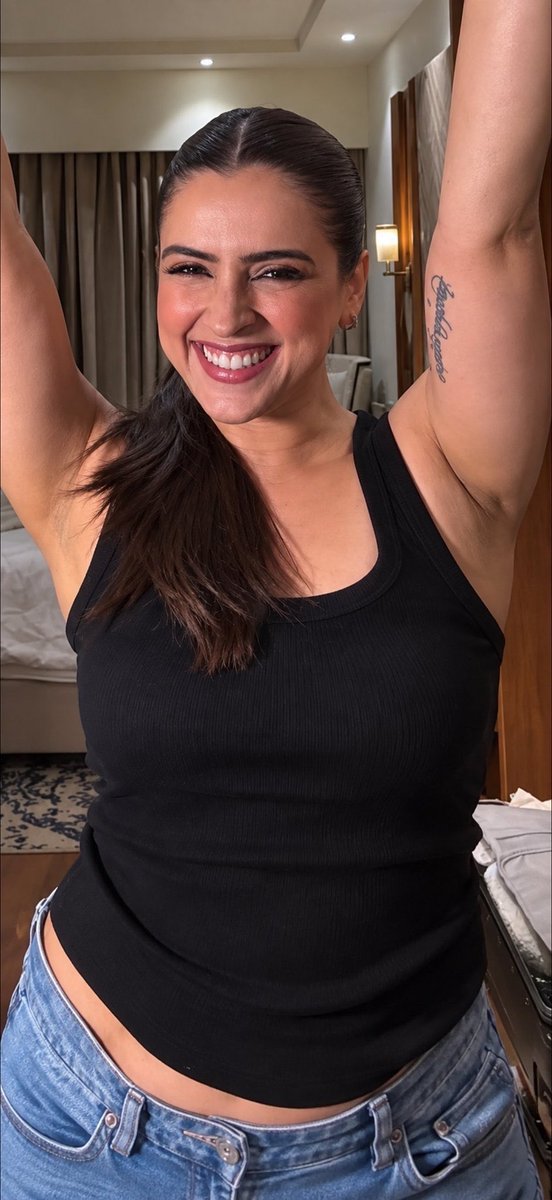 Vk82651042's tweet photo. Arms up, black tank glued to her, midriff out, that face like she knows exactly what you’re looking at. She didn’t raise her arms for the video. She raised them for the comments. First thing you noticed? https://t.co/xYtsOJq5bQ