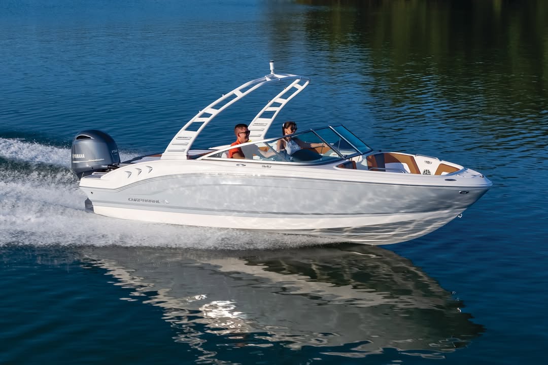 MegEngleby7i's tweet photo. The Chaparral SSi Outboard delivers an exhilarating ride for endless adventures. With deep, comfortable seating and sleek styling, it’s built for family fun, relaxation, and unforgettable days on the water. https://t.co/qJxXFLq9SC
