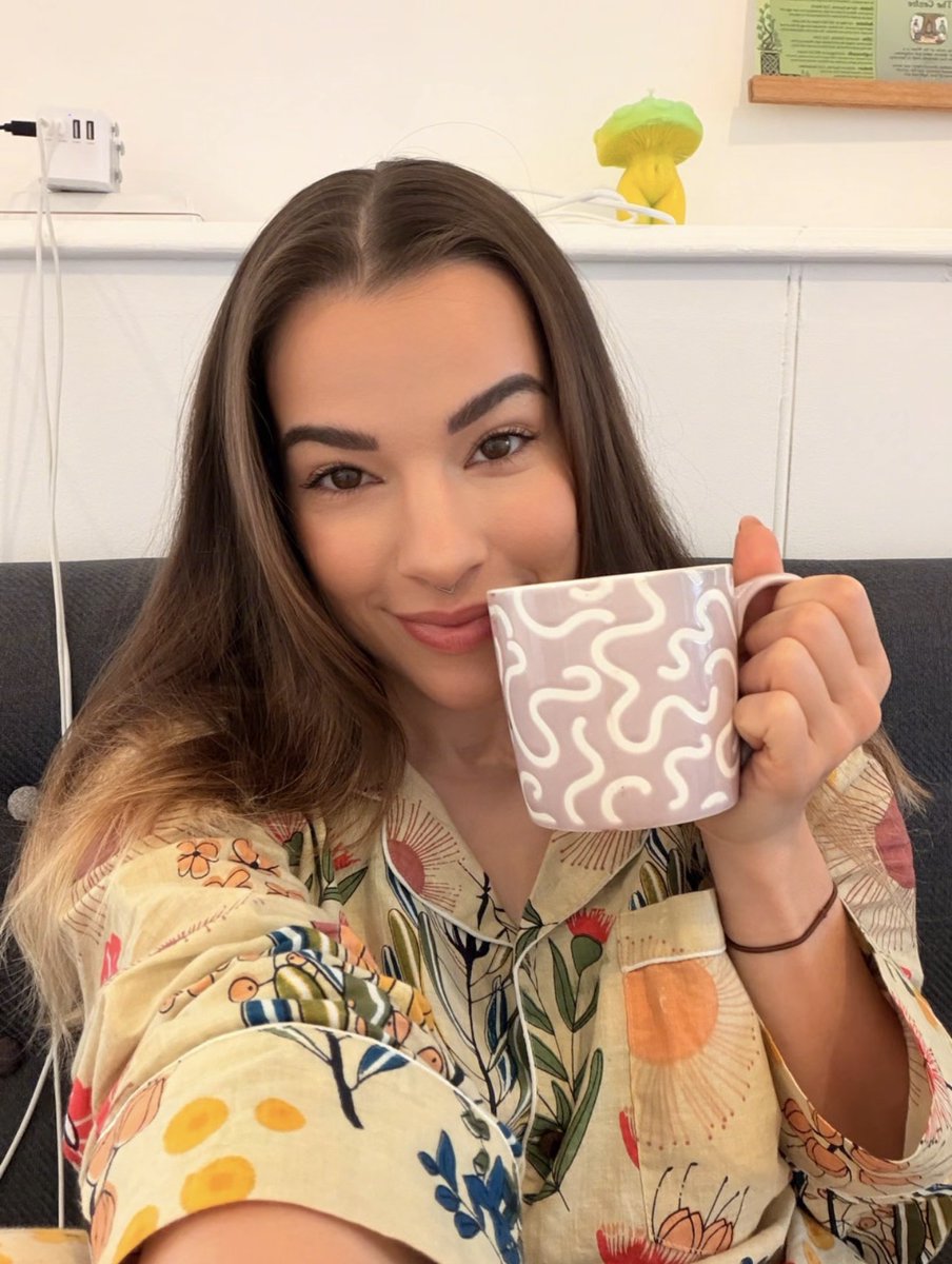 ItsFelicityBean's tweet photo. goodmorning.. Coffee, tea or me? https://t.co/mYCRyZA4sN