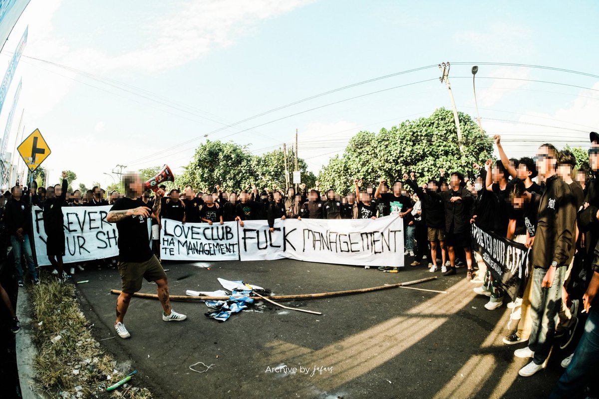 jafars__'s tweet photo. Kita pernah melewati ini semua, bahkan lebih buruk.

Hasil Forum Besar menjadi pijakan untuk kembali bergerak bersama. #PieterHuistraOut #RevolusiManajemenPSS
#GodSaveTheUltrasMovement https://t.co/2zPJMbkw47