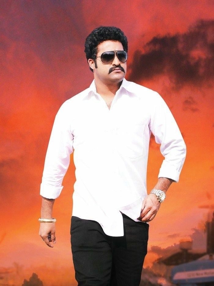 VivekVital5's tweet photo. Edi ippudu pettu elanti pics #Maheshbabu ????? https://t.co/g3oXmUfaZD